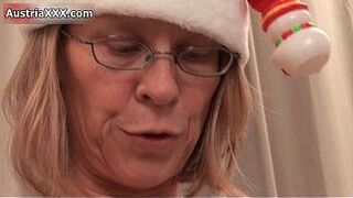 Nasty mature slut gets her wet pussy - porn video